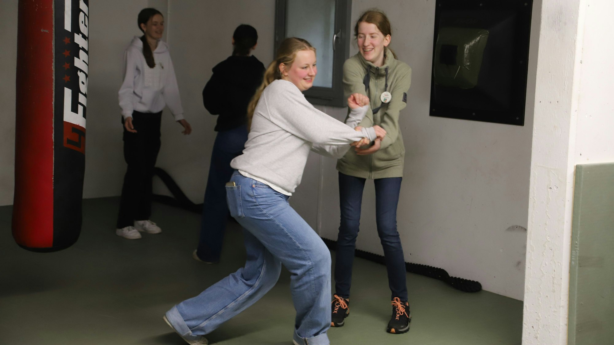 Bei der Beweissicherungs- und Festnahmeeinheit lernten die Mädchen Polizeigriffe.
