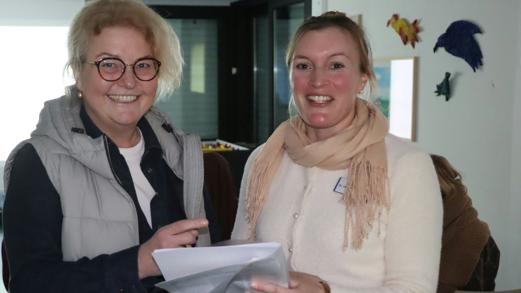 Auf dem Foto sind Dr. med. Andrea Stippel (l), Chefärztin an der Fachklinik Konraderhof in Hürth, mit ihrer Kollegin, Oberärztin Clara Heidkamp zu sehen. Bei einer internen Veranstaltung setzten sich Fachleute, Lehrer, Therapeuten und Ärzte mit der Legalisierung von Cannabis auseinander.