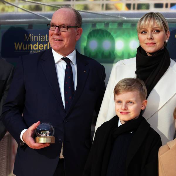 Fürst Albert II. (l) und seine Gattin Fürsti Charlène (2.v.r) stehen zusammen mit ihren Kindern, den Zwillingen Gabriella (r) und Jacques (2.v.l) auf dem Roten Teppich beim Empfang nach der Eröffnung der neuen Monaco-Welt im Miniatur Wunderland.