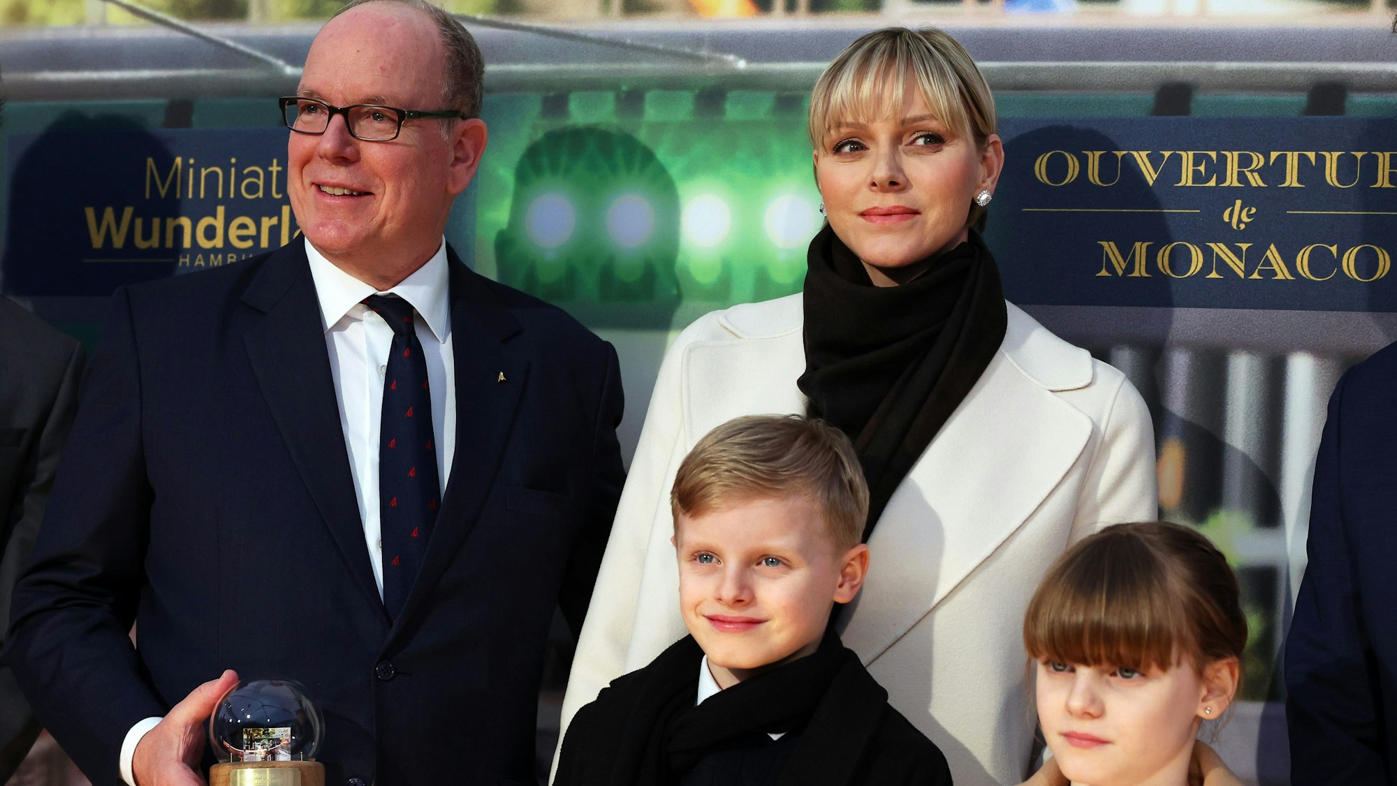 Fürst Albert II. (l) und seine Gattin Fürsti Charlène (2.v.r) stehen zusammen mit ihren Kindern, den Zwillingen Gabriella (r) und Jacques (2.v.l) auf dem Roten Teppich beim Empfang nach der Eröffnung der neuen Monaco-Welt im Miniatur Wunderland.