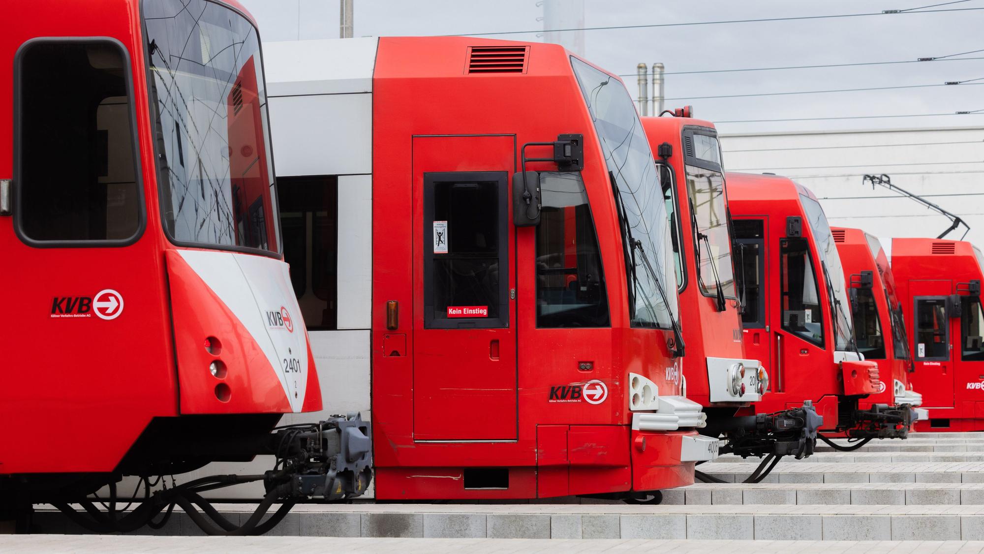 25.04.2024, Nordrhein-Westfalen, Köln: Straßenbahnen der Kölner Verkehrs-Betriebe (KVB) stehen im Anschluss an die Bilanzpressekonferenz zu «Ein Jahr Deutschlandticket» im Betriebshof in der Hauptverwaltung. Foto: Rolf Vennenbernd/dpa +++ dpa-Bildfunk +++