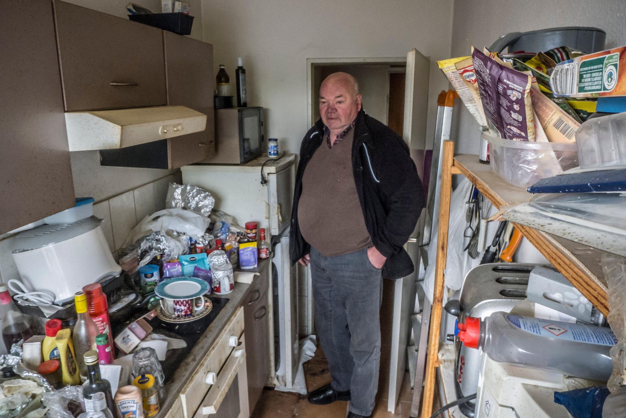 Eine vermüllte Wohnung, die Mieterin ist weitergezogen. Johannes Krämer besitzt in der Straße Burgloch eine Häuserzeile (drei Eingänge).