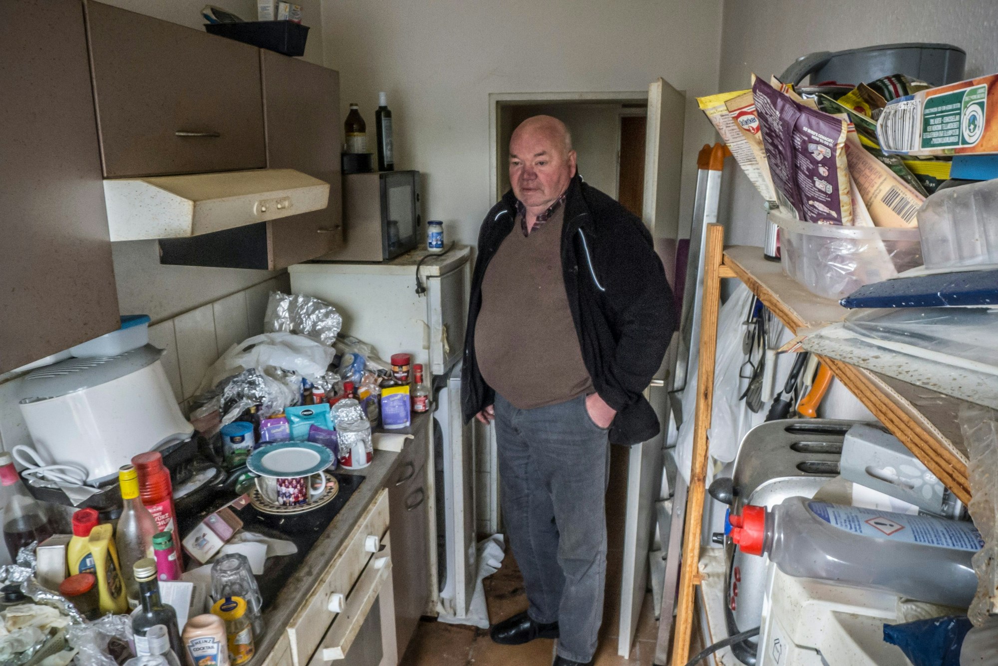 Eine vermüllte Wohnung, die Mieterin ist weitergezogen. Johannes Krämer besitzt in der Straße Burgloch eine Häuserzeile (drei Eingänge).