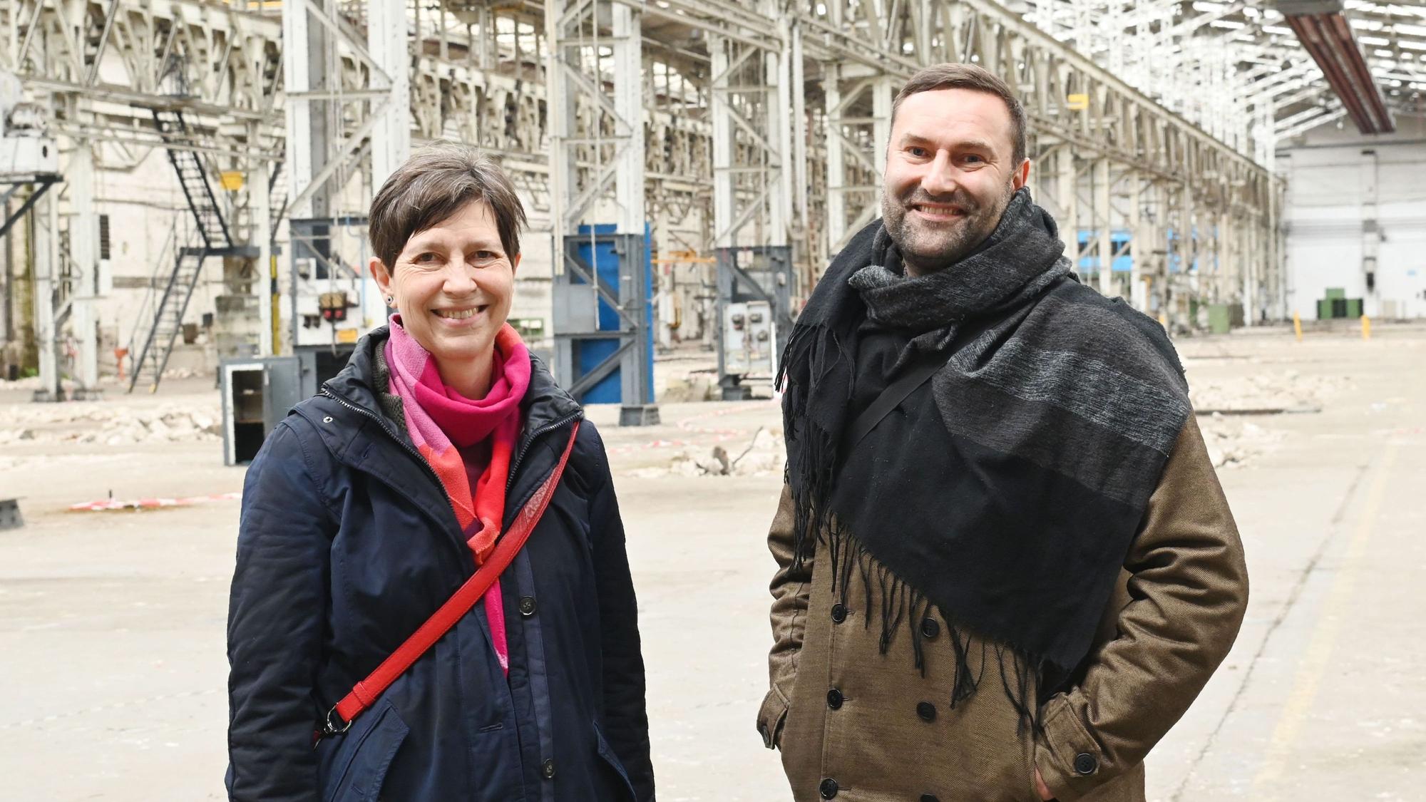 Brigitte Scholz vom Stadtentwicklungsamt und Timo Glatz vom Domid in den Hallen Kalk.