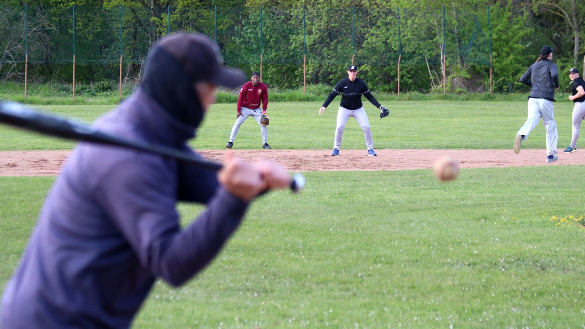 Training bei den Eagles: Im Vordergrund schlägt einer der Coaches Bälle, die dann von den Spielern aufgenommen werden müssen.