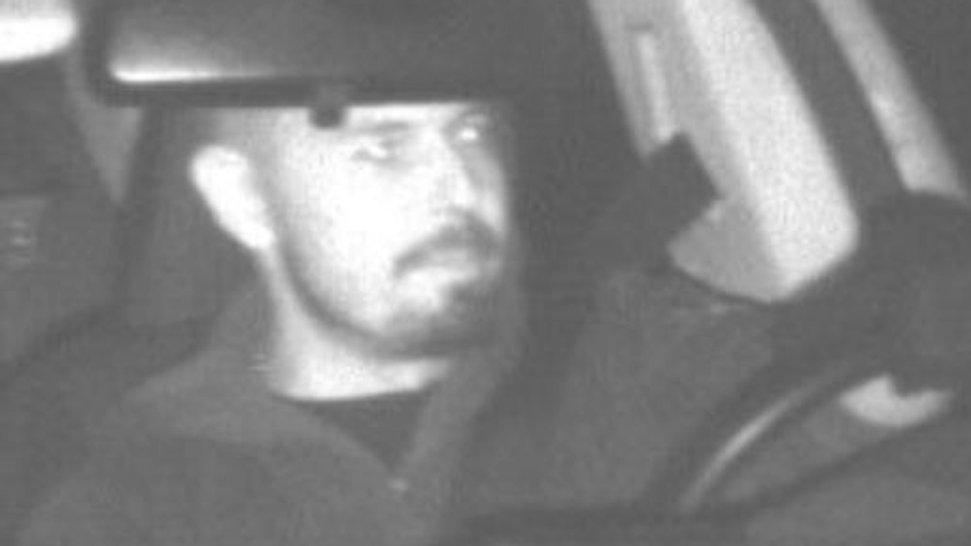 Mit diesem Blitzer-Foto sucht die Polizei nach dem Autodieb.