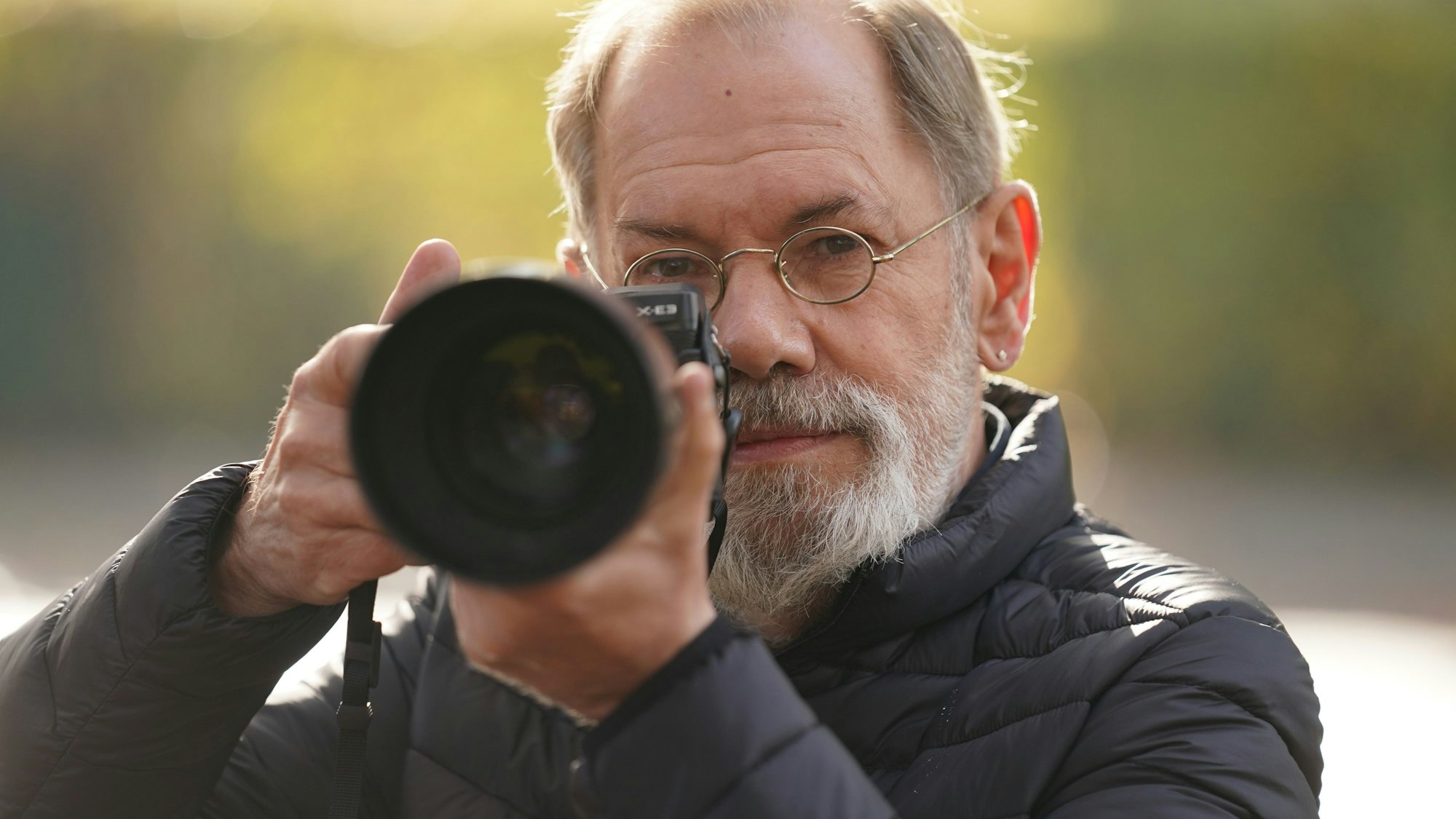 Klaus Otto Nagorsnik, langjähriger „Jäger“ aus der ARD-Quizsendung „Gefragt · Gejagt“, aufgenommen bei einem Fototermin im Rahmen der Dreharbeiten der Serie „Großstadtrevier“. (Archivbild)