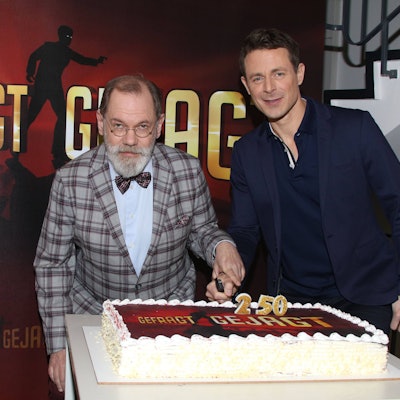 Klaus Otto Nagorsnik der „Bibliothekar“ posiert mit Moderator Alexander Bommes angesichts der 250ten Sendung von „Gefragt – Gejagt“ (Archivbild)