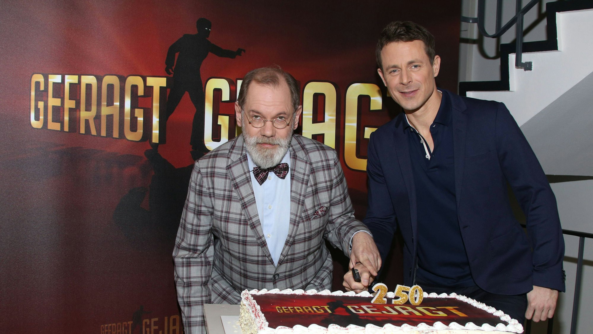 Klaus Otto Nagorsnik der „Bibliothekar“ posiert mit Moderator Alexander Bommes angesichts der 250ten Sendung von „Gefragt – Gejagt“ (Archivbild)