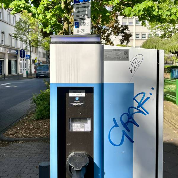 Die E-Ladesäule an der Dönhoffstraße mit dem Schild, dass zusätzlich die Parkscheibe ausgelegt werden muss