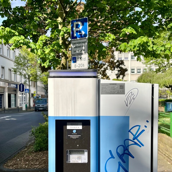 Die E-Ladesäule an der Dönhoffstraße mit dem Schild, dass zusätzlich die Parkscheibe ausgelegt werden muss