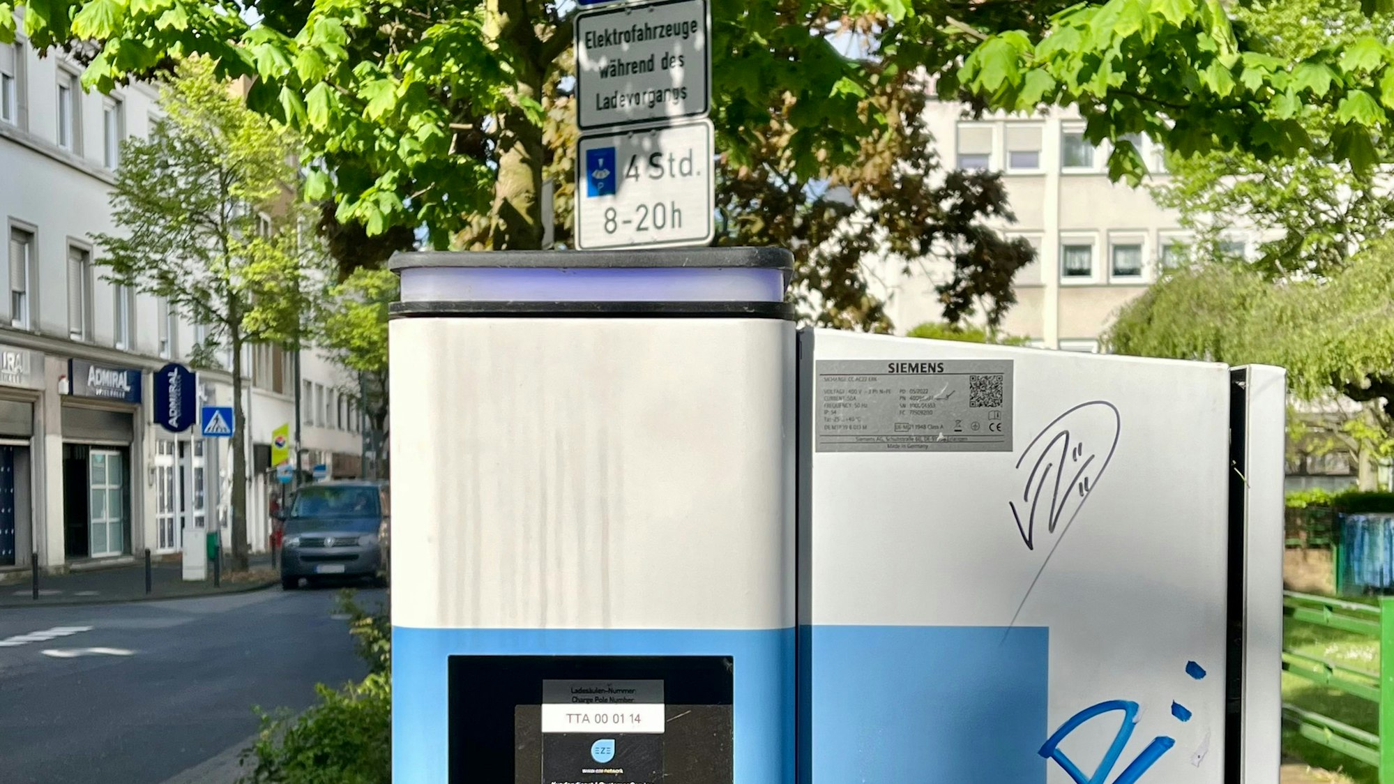 Die E-Ladesäule an der Dönhoffstraße mit dem Schild, dass zusätzlich die Parkscheibe ausgelegt werden muss