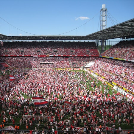 Das Spielfeld des Rhein-Energie-Stadions in Köln ist von feiernden Fans des 1. FC Köln aus Begeisterung gestürmt worden.