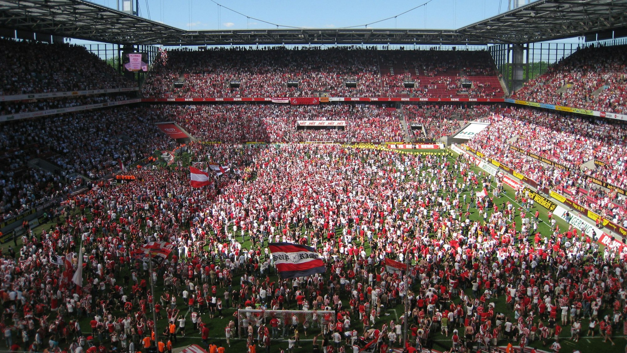 Das Spielfeld des Rhein-Energie-Stadions in Köln ist von feiernden Fans des 1. FC Köln aus Begeisterung gestürmt worden.