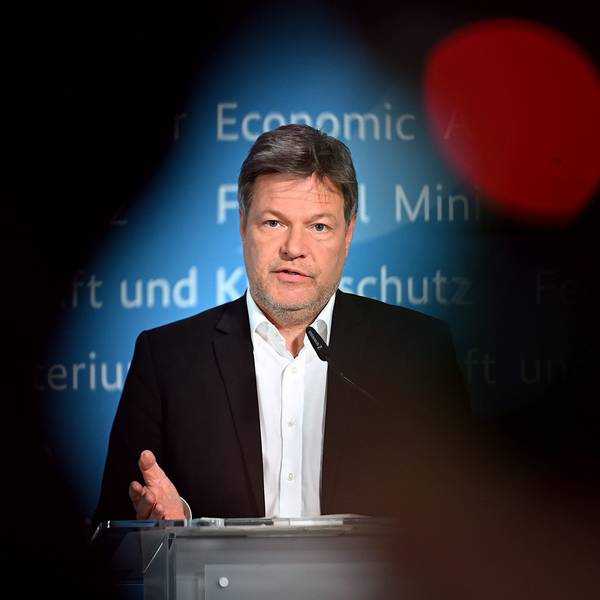 Bundeswirtschaftsminister und Vizekanzler Robert Habeck (Grüne) antwortet bei einer Pressekonferenz Journalisten von einem Rednerpult aus.