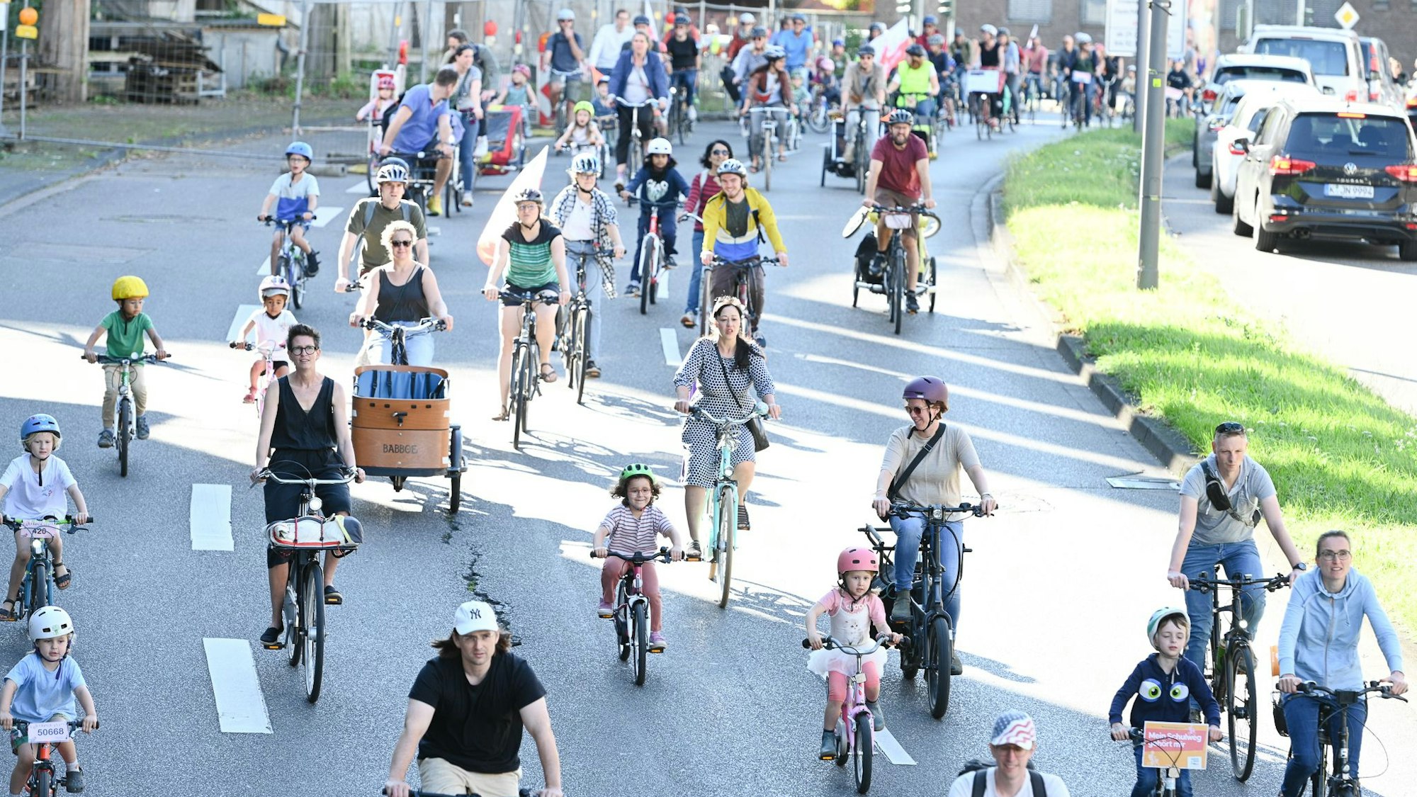 Letztes Jahr nahmen um die 3.000 Menschen an der Fahrraddemonstration in Köln zur Aktionswoche von Kidical Mass teil.
