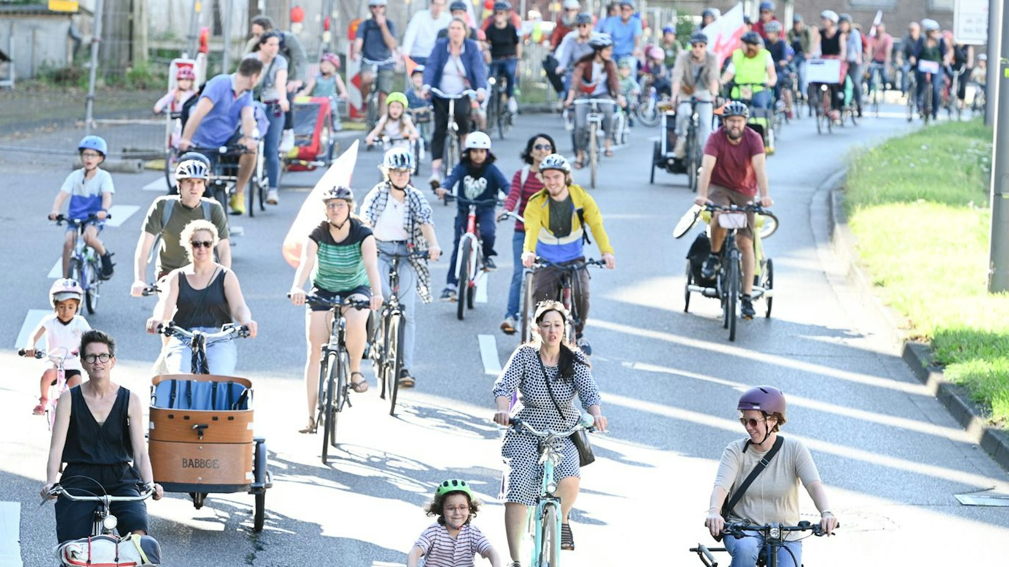 Fahrraddemo Kidical Mass startet am Rudolfplatz, viele Radfahrende