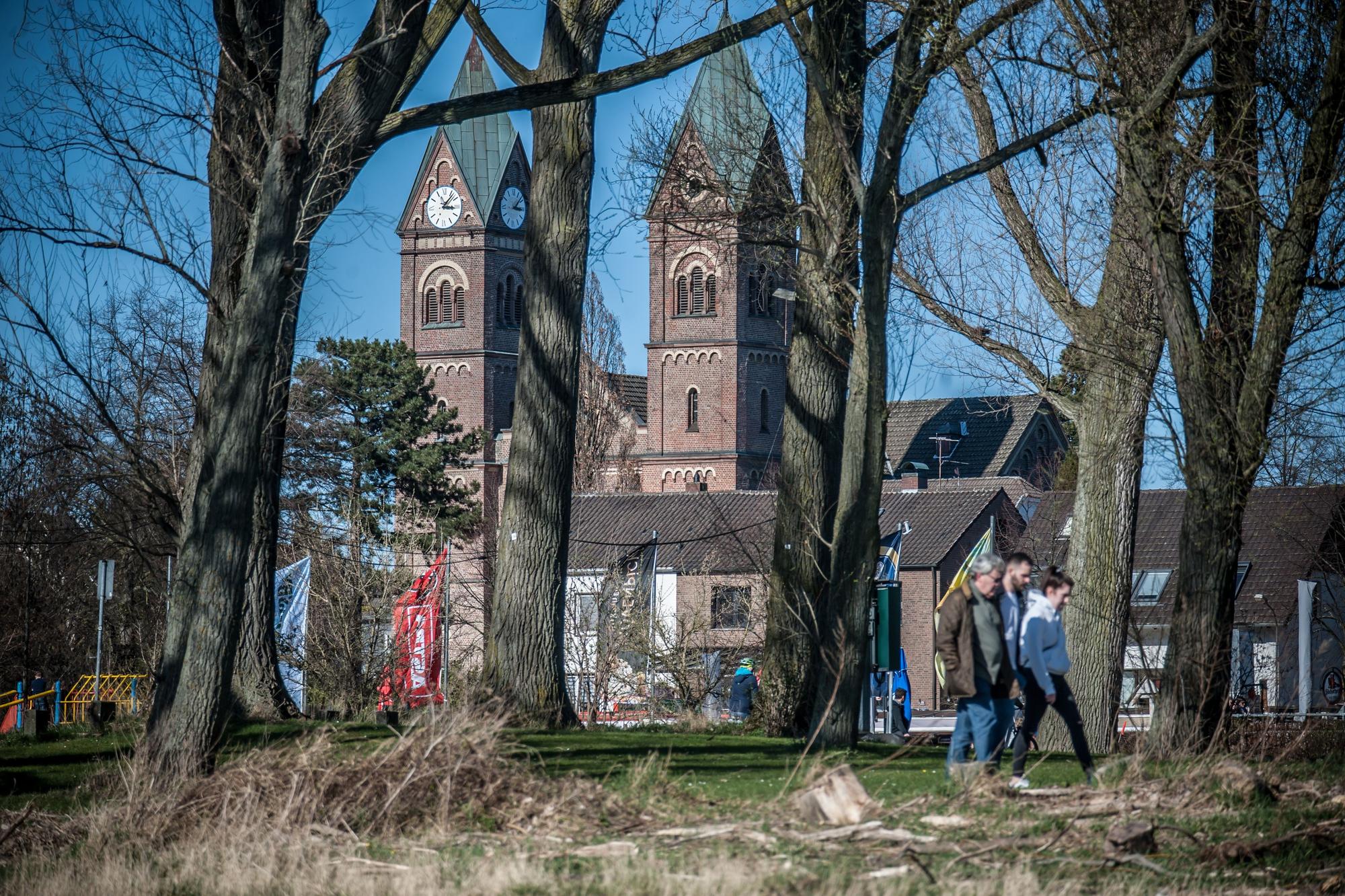 Sankt Stephanus Hitdorf, Pappeln Foto: Ralf Krieger