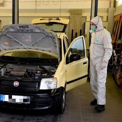 Beamte der Spurensicherung untersuchen den Fiat Panda, in dem eine Frau erschossen wurde.