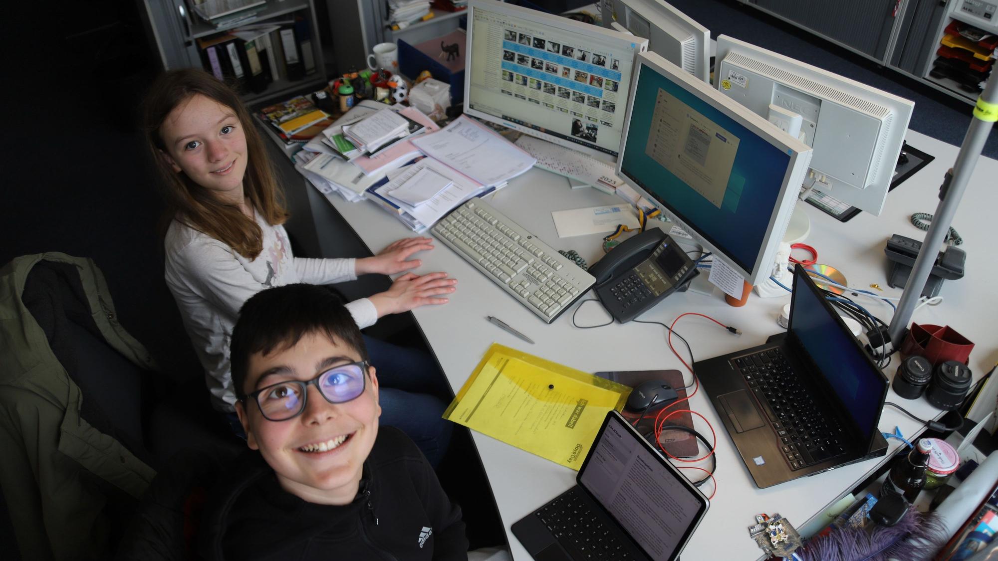 Timur und Mona arbeiteten in der Redaktion an ihrem Text.