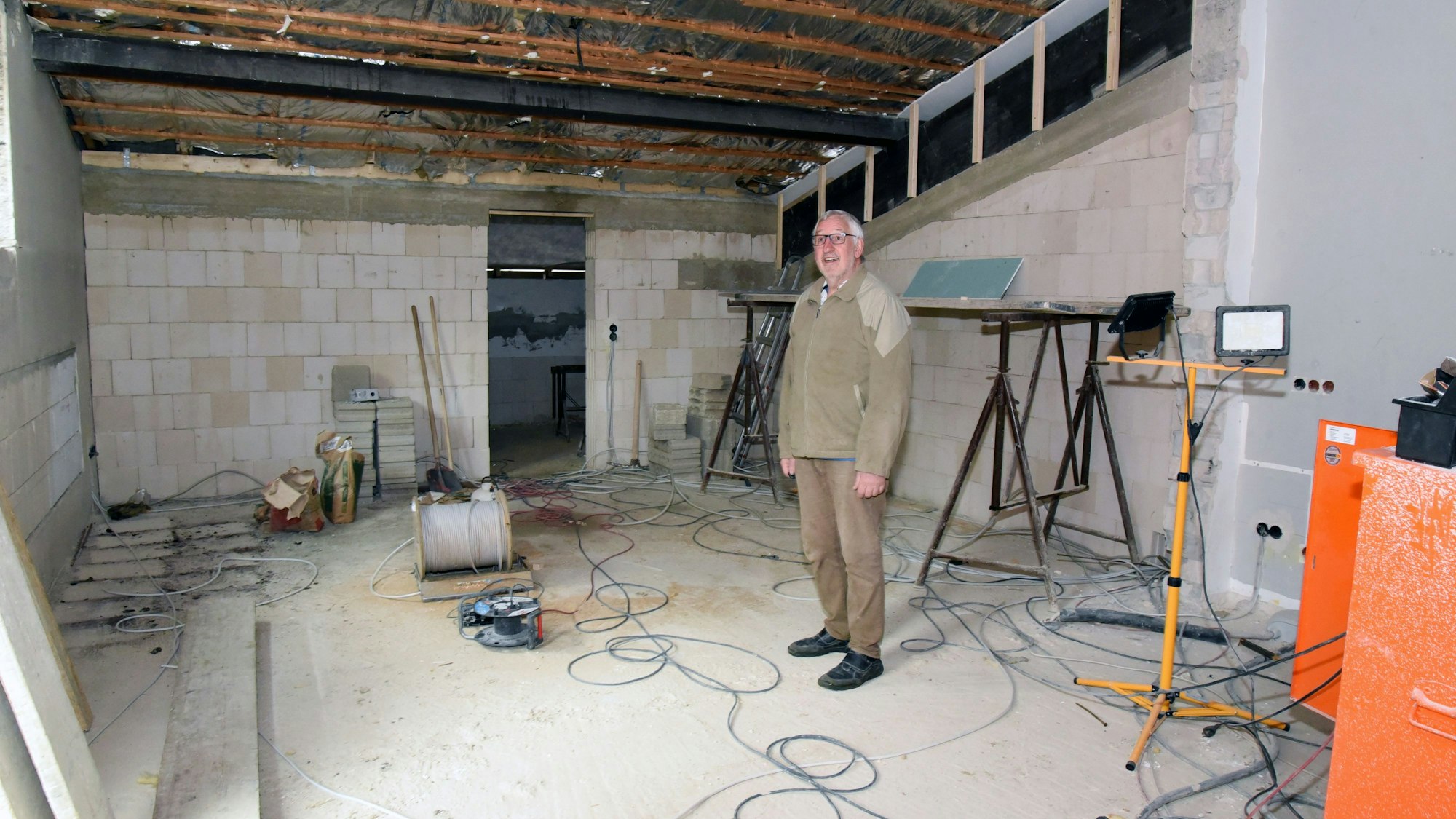 Rolf Braun erläutert die Umbaumaßnahmen am DRK-Standort in Frielingsdorf.