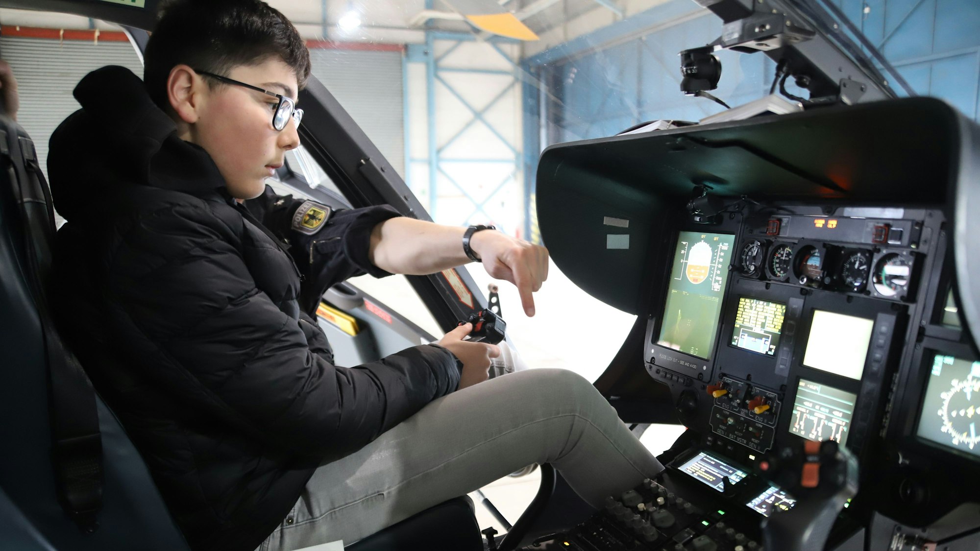 Timur ließ sich im EC 135 die Funktionen eines Polizeihubschraubers erklären.