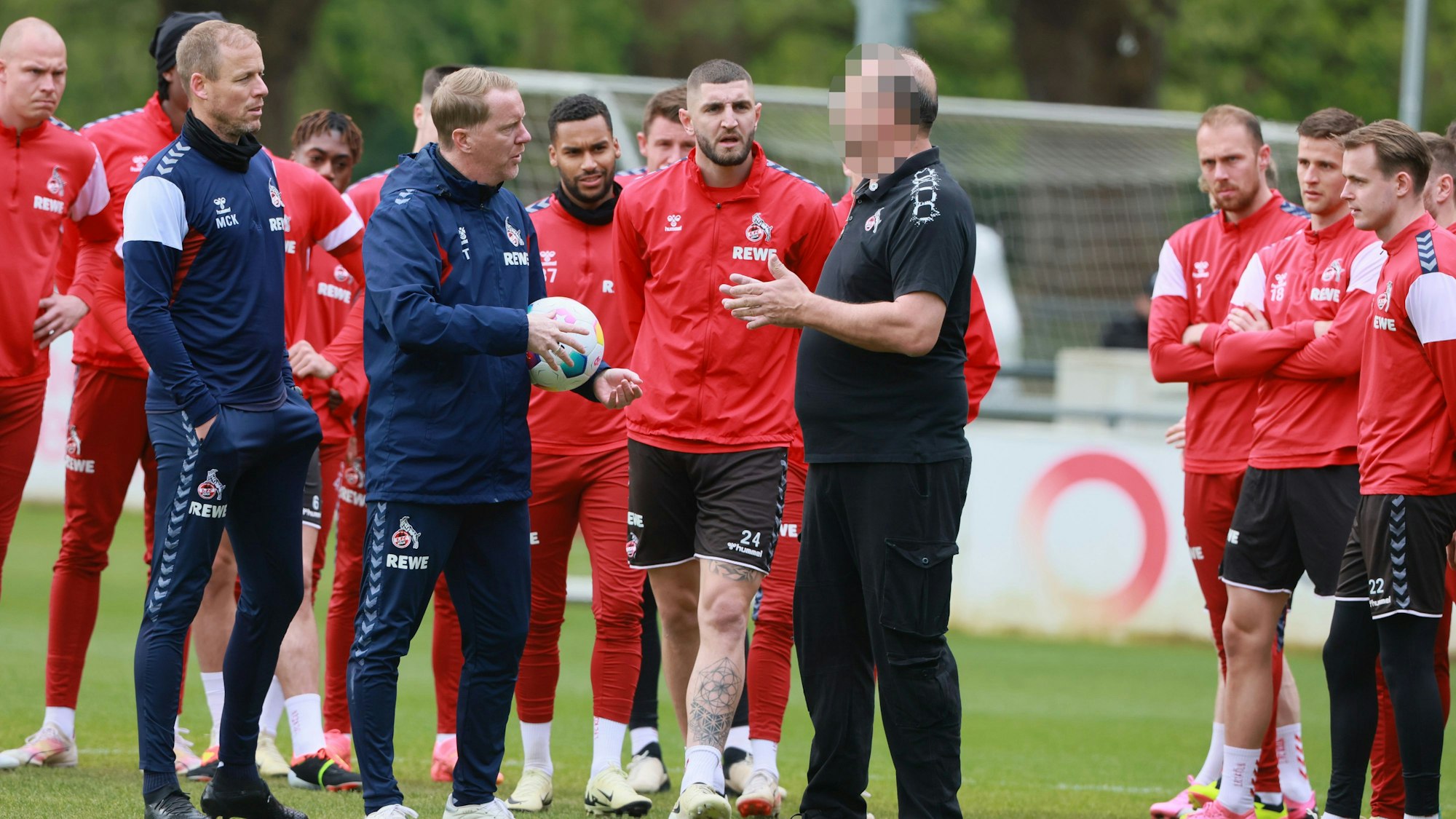 „Hände aus den Taschen!“ Der aufgebrachte Fan las den FC-Profis die Leviten.