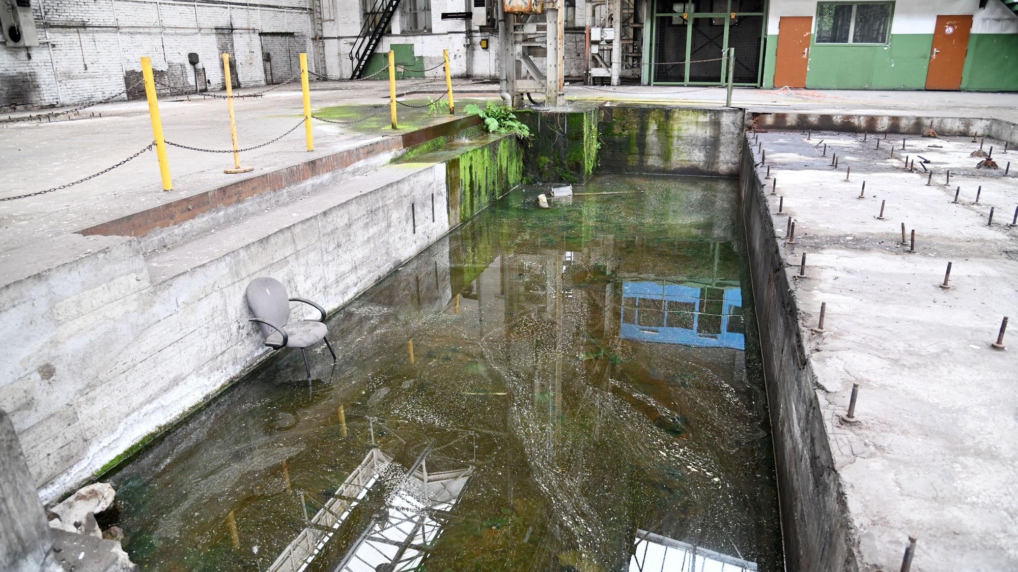 Ein Bürostuhl im Wasser.