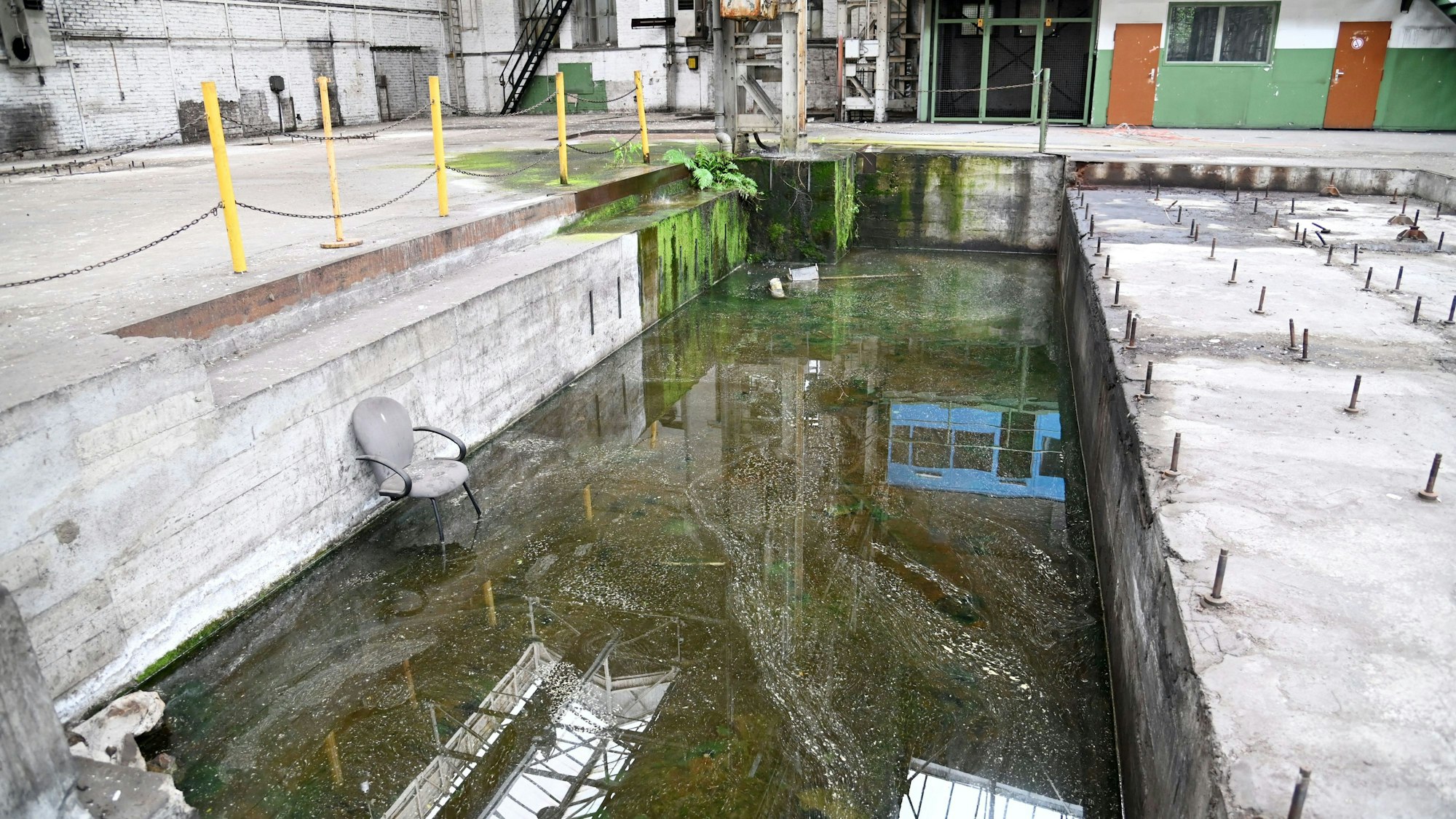 Ein Bürostuhl im Wasser.