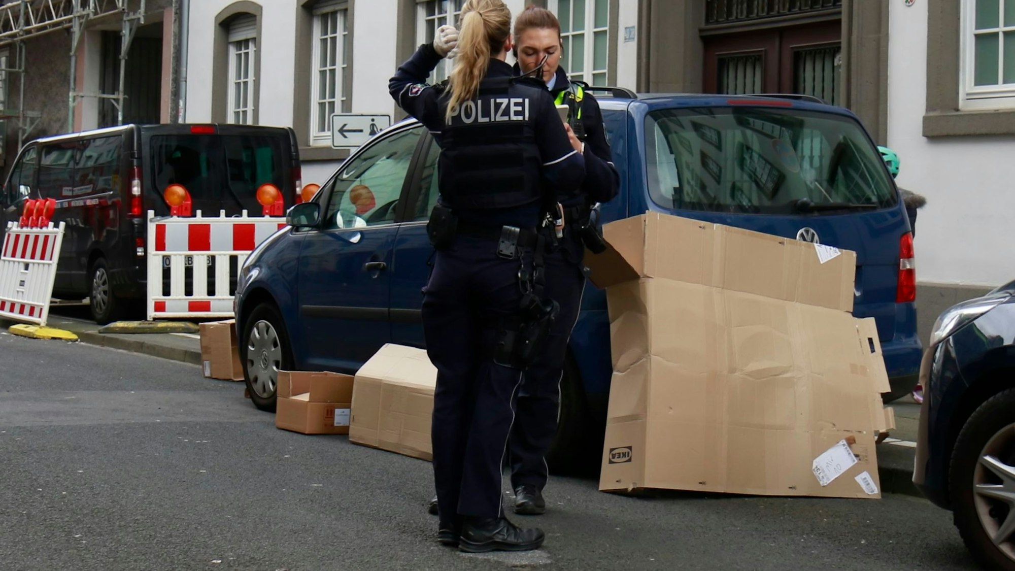 Die Polizei sicherte die Absturzstelle, bis die Tierrettung der Feuerwehr kam.