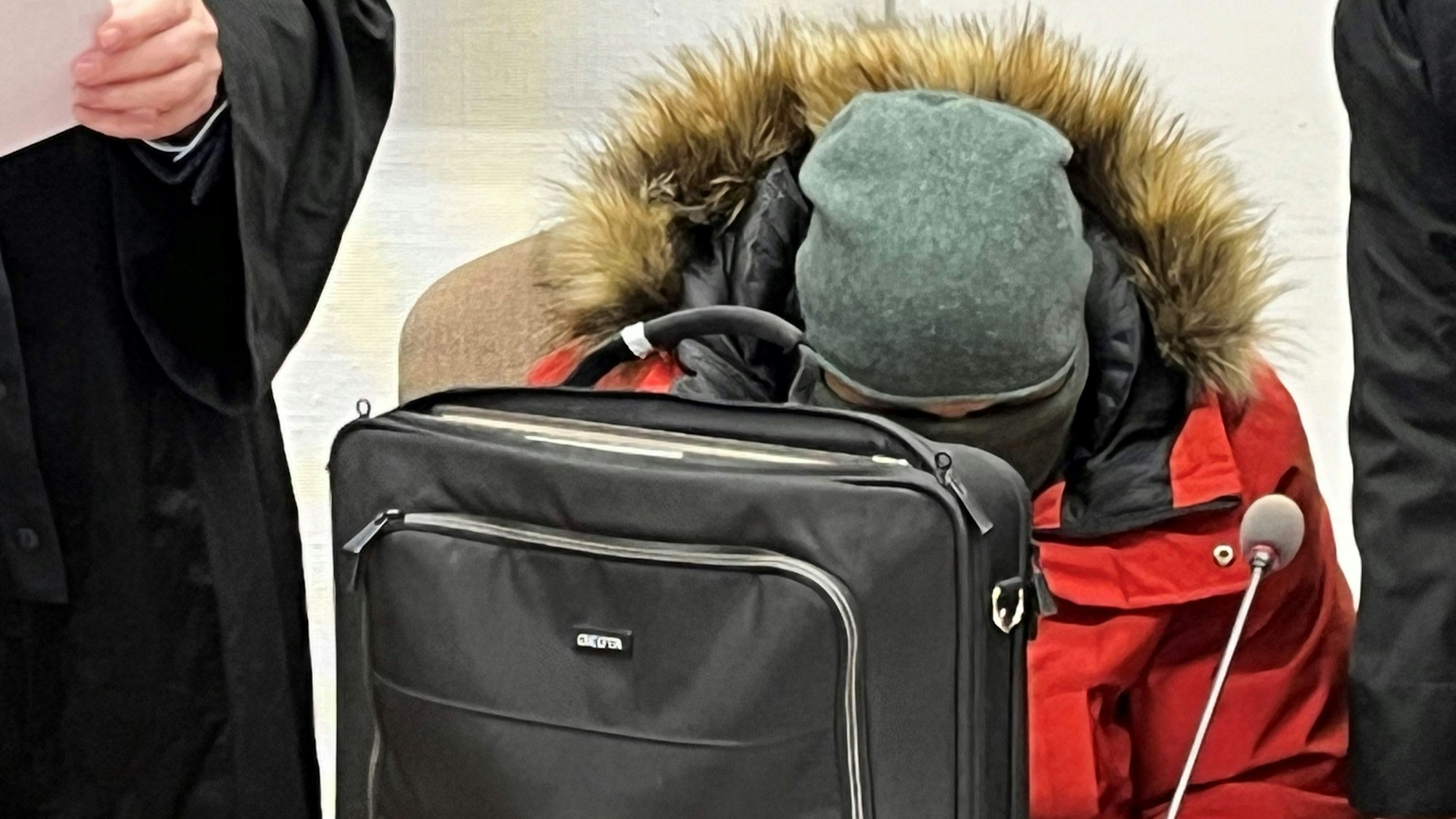 Beim Prozessauftakt im Landgericht Köln versteckte sich der Angeklagte vor den Fotografen der Presse.