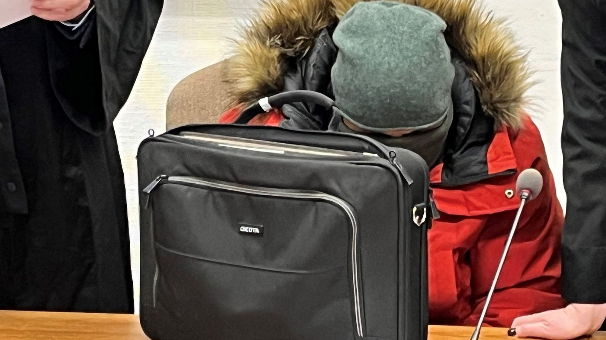 Der 38-jährige Kerpener versteckte sich beim Prozessauftakt am 29. Januar 2024 vermummt hinter einer Laptoptasche.
