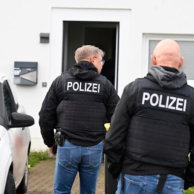 Polizisten durchsuchen in der Nähe der Innenstadt Wohnungen und Häuser im Rahmen einer Razzia gegen Schleuserkriminalität. Sie führten ihre Massnahmen fort, die gestern gestartet waren. +++ dpa-Bildfunk +++
