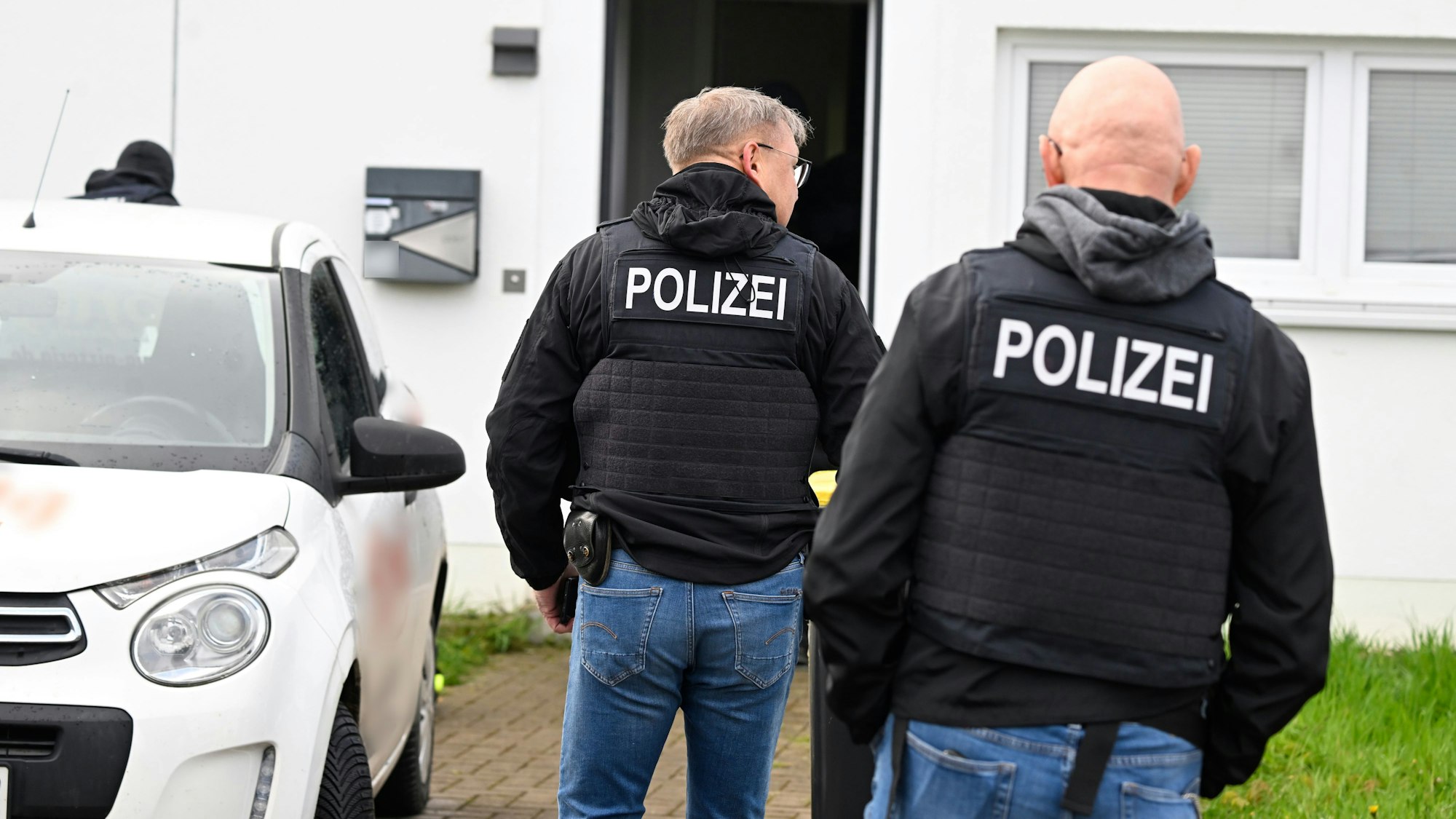 Polizisten durchsuchen in der Nähe der Innenstadt Wohnungen und Häuser im Rahmen einer Razzia gegen Schleuserkriminalität. Sie führten ihre Massnahmen fort, die gestern gestartet waren. +++ dpa-Bildfunk +++