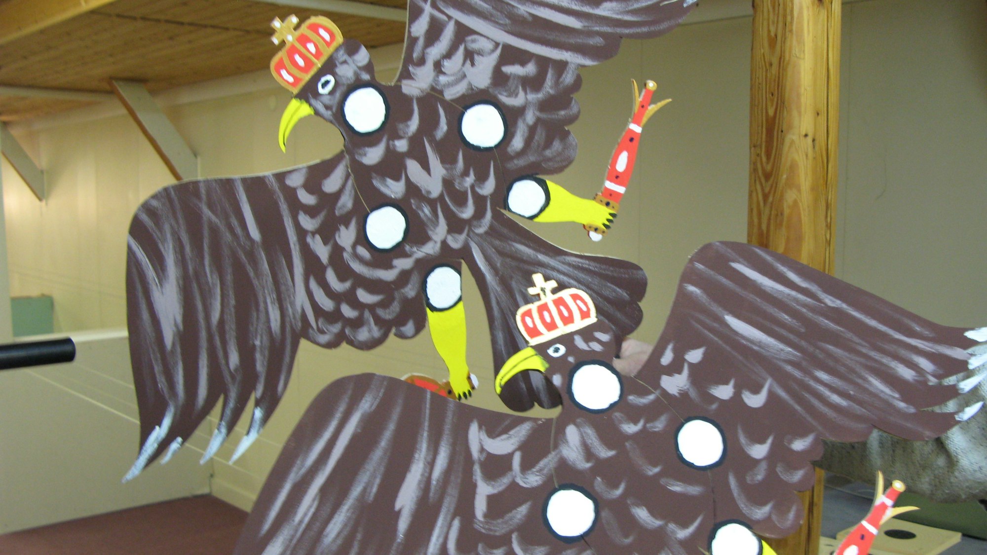 Zwei Greifvögel aus Holz, auf die die Schützen bei ihrem Königsschießen anlegen.