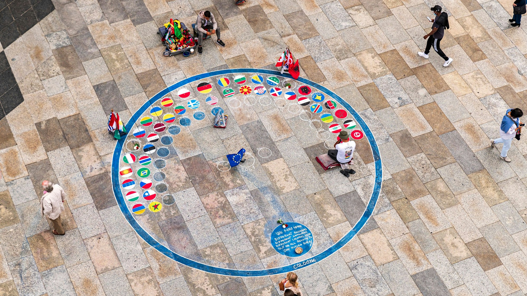 Ein Flaggenmaler auf der Domplatte (Archivibild).