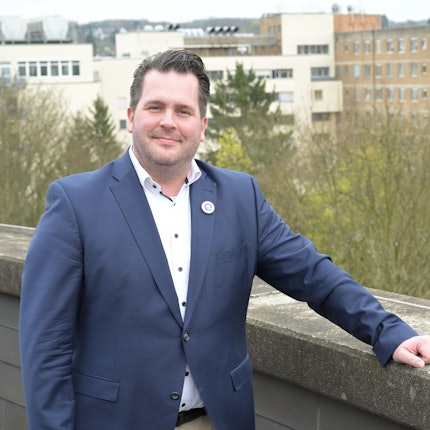 Baut das Evangelische Krankenhaus (Hintergrund) auf dem Quirlsberg weiter aus: Geschäftsführer Sebastian Haeger.Christopher Arlinghaus