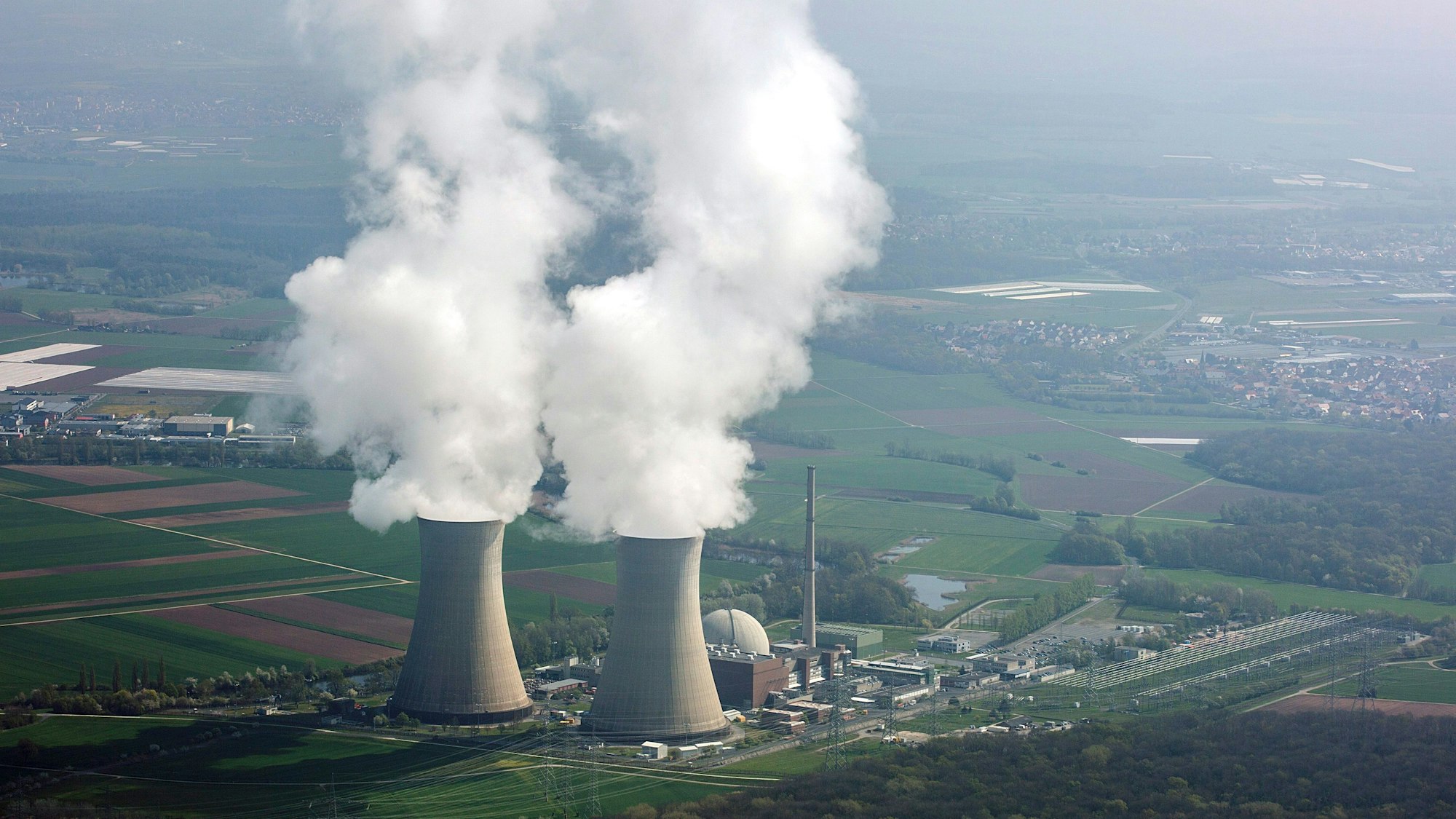 Aus einem Atomkraftwerk steigen Rauchwolken aus. (Archivbild)