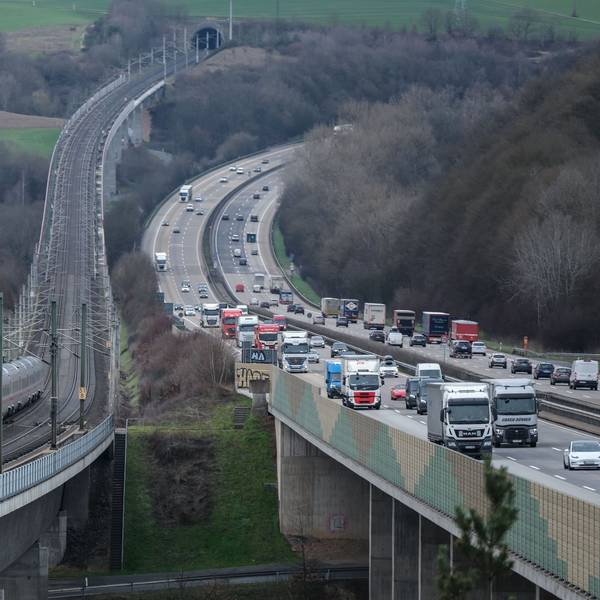 Ein ICE der Deutschen Bahn fährt auf der Strecke Köln Frankfurt in Richtung Frankfurt/Main neben der Autobahn A3 über die Wiedttalbrücke.