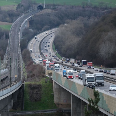 Ein ICE der Deutschen Bahn fährt auf der Strecke Köln Frankfurt in Richtung Frankfurt/Main neben der Autobahn A3 über die Wiedttalbrücke.