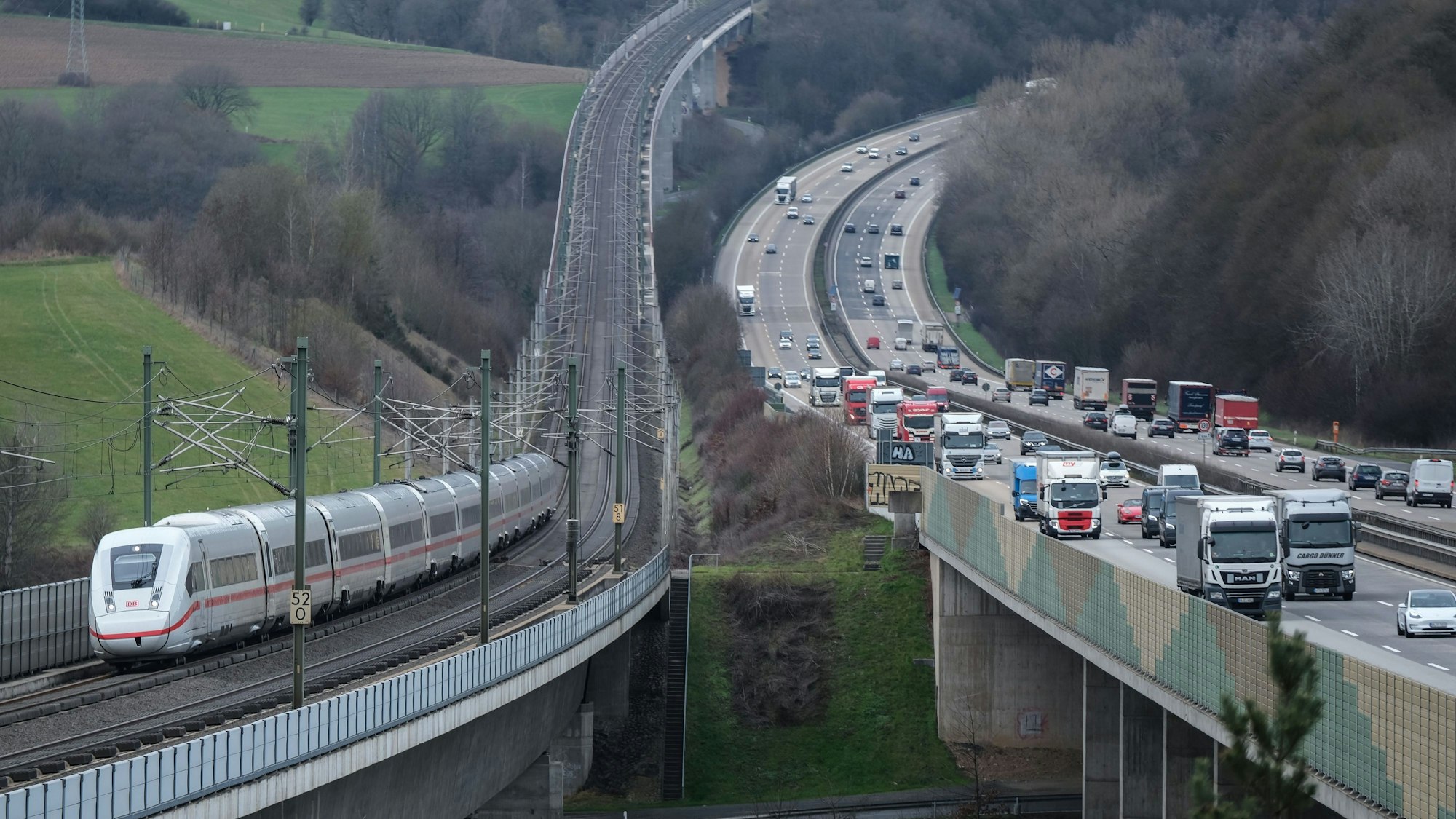 Ein ICE der Deutschen Bahn fährt auf der Strecke Köln Frankfurt in Richtung Frankfurt/Main neben der Autobahn A3 über die Wiedttalbrücke.