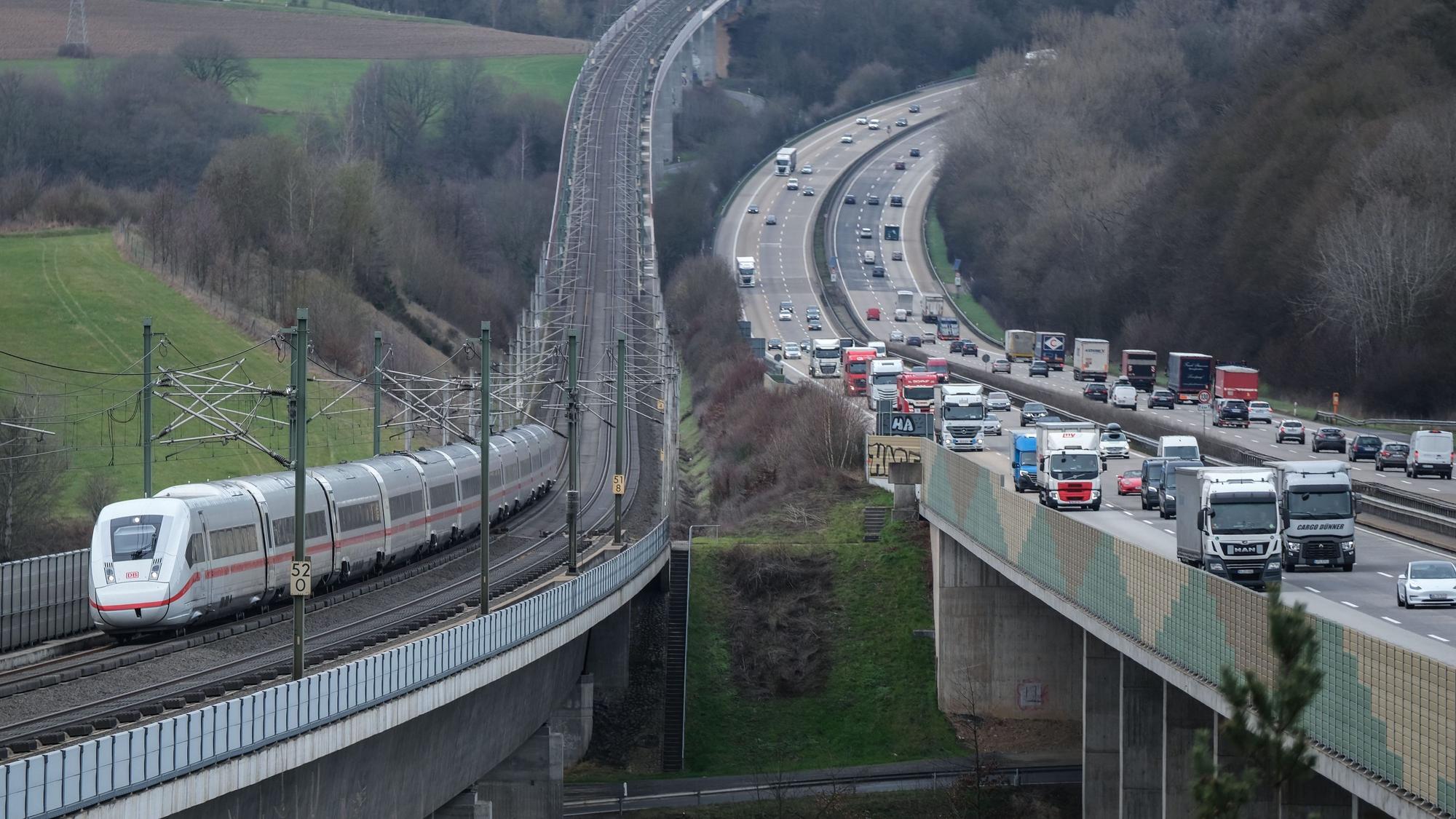 Ein ICE der Deutschen Bahn fährt auf der Strecke Köln Frankfurt in Richtung Frankfurt/Main neben der Autobahn A3 über die Wiedttalbrücke. Die wichtige ICE-Schnellfahrstrecke zwischen Köln und Frankfurt/Main für einige Wochen gesperrt werden.