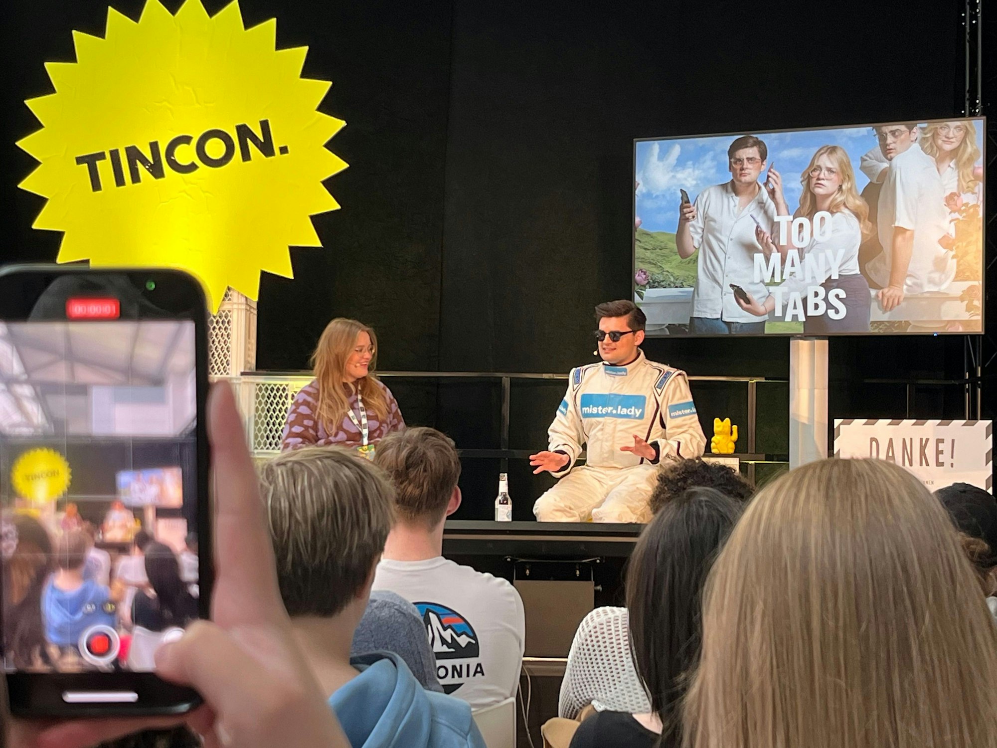 Carolin Worbs und Miguel Robitzky nehmen bei der Tincon ihren Live-Podcast auf.