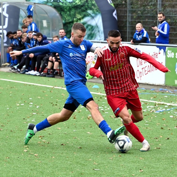 16.12.2023, Fussball Bitburger-Pokal
SV Bergfried Leverkusen - S.C. Fortuna Köln
links: Sven Wilk (Bergfried Leverkusen)
rechts: Leon Demaj (Fortuna)
Foto: Uli Herhaus