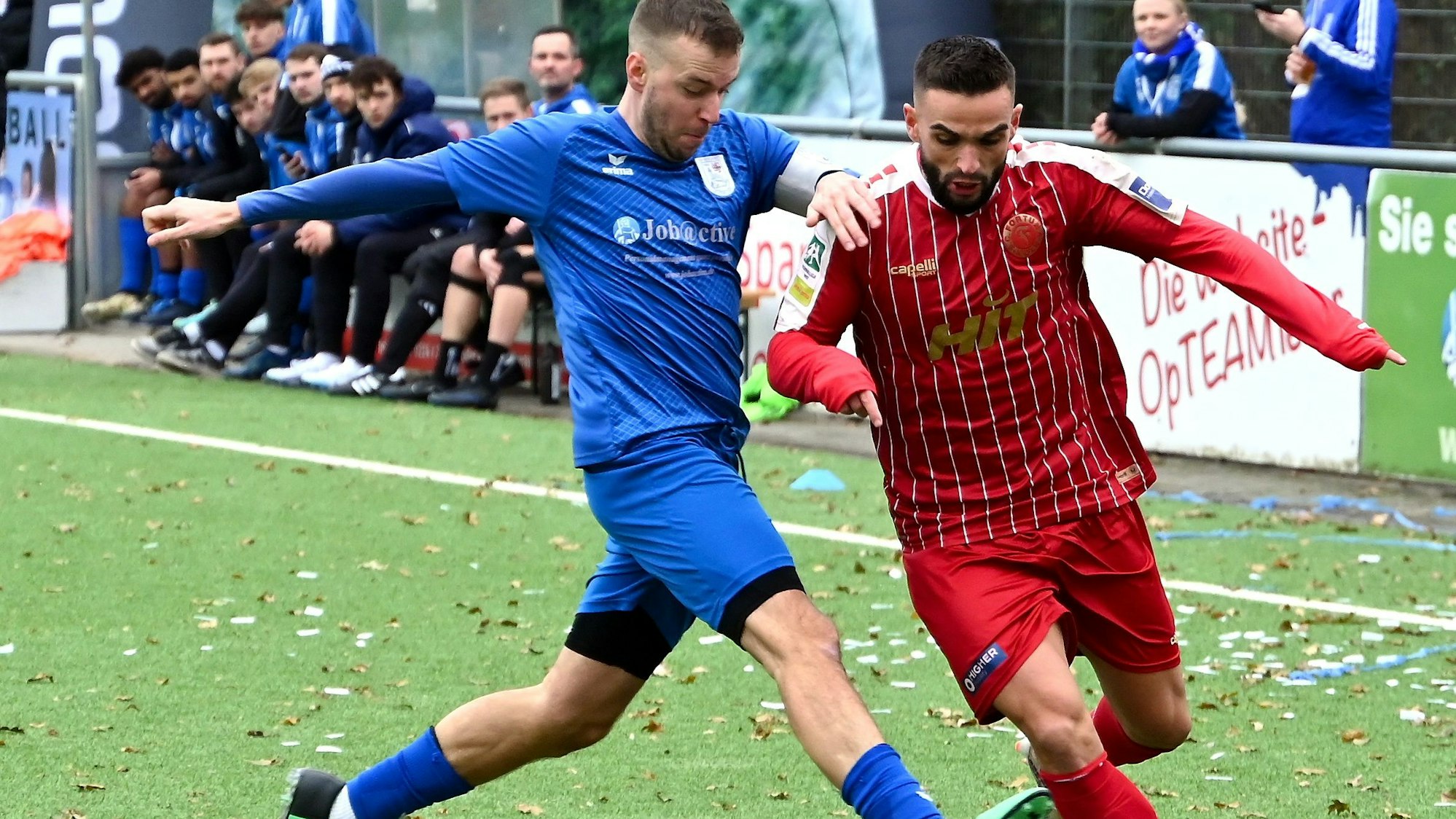 16.12.2023, Fussball Bitburger-Pokal
SV Bergfried Leverkusen - S.C. Fortuna Köln
links: Sven Wilk (Bergfried Leverkusen)
rechts: Leon Demaj (Fortuna)
Foto: Uli Herhaus