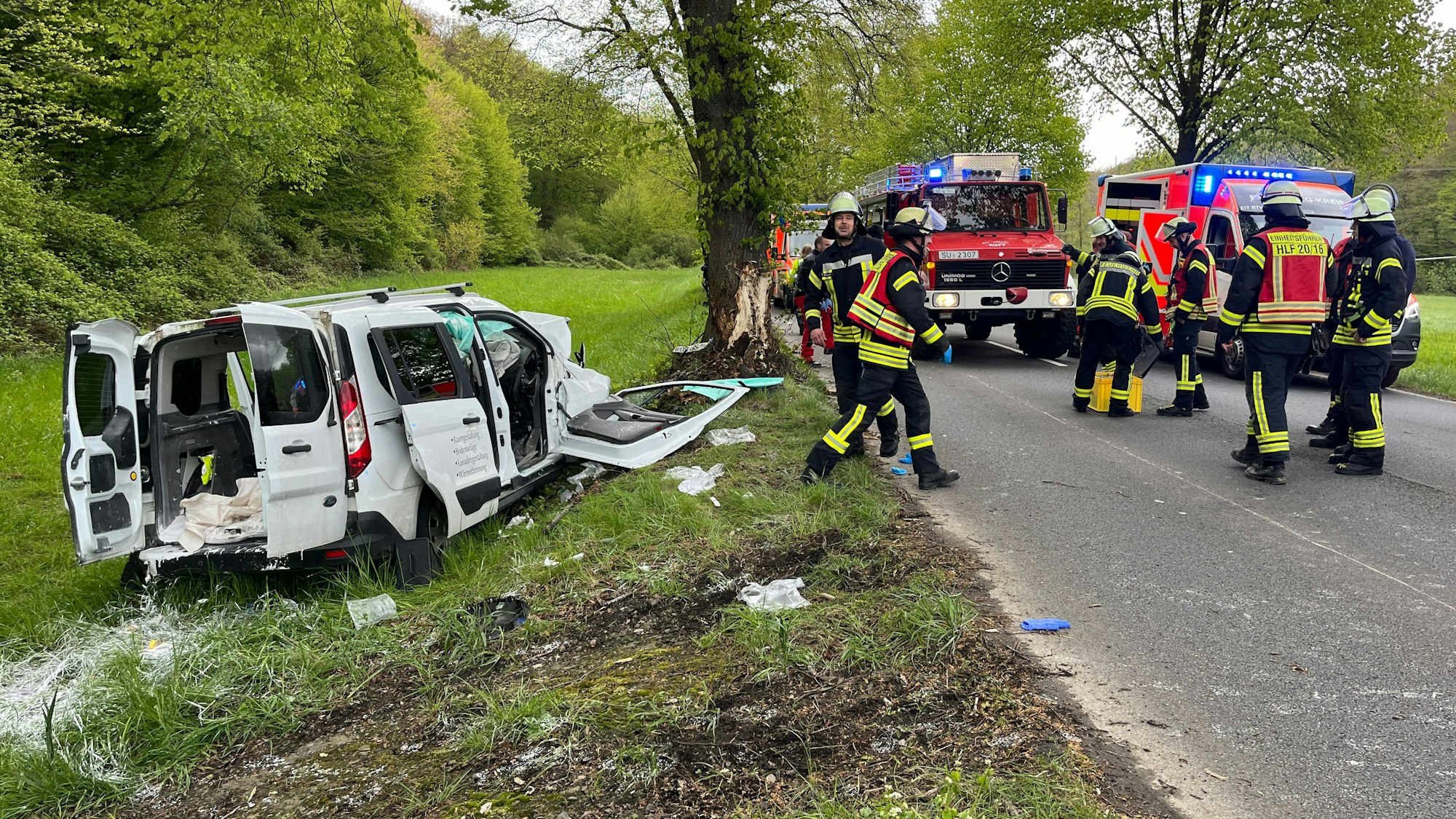 Einsatzkräfte an einem Unfallort.