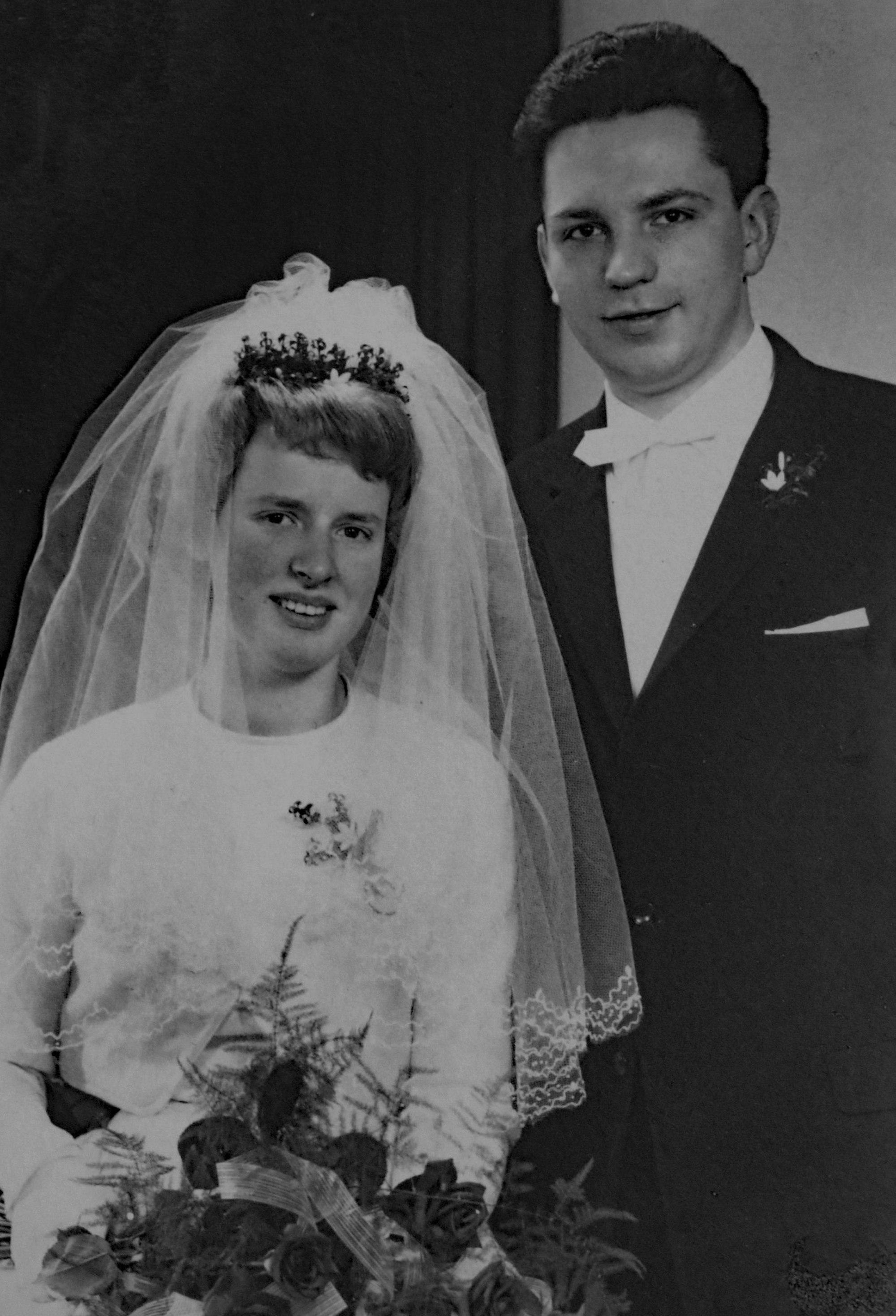 Auf dem Bild ist das Ehepaar bei der Hochzeit zu sehen.