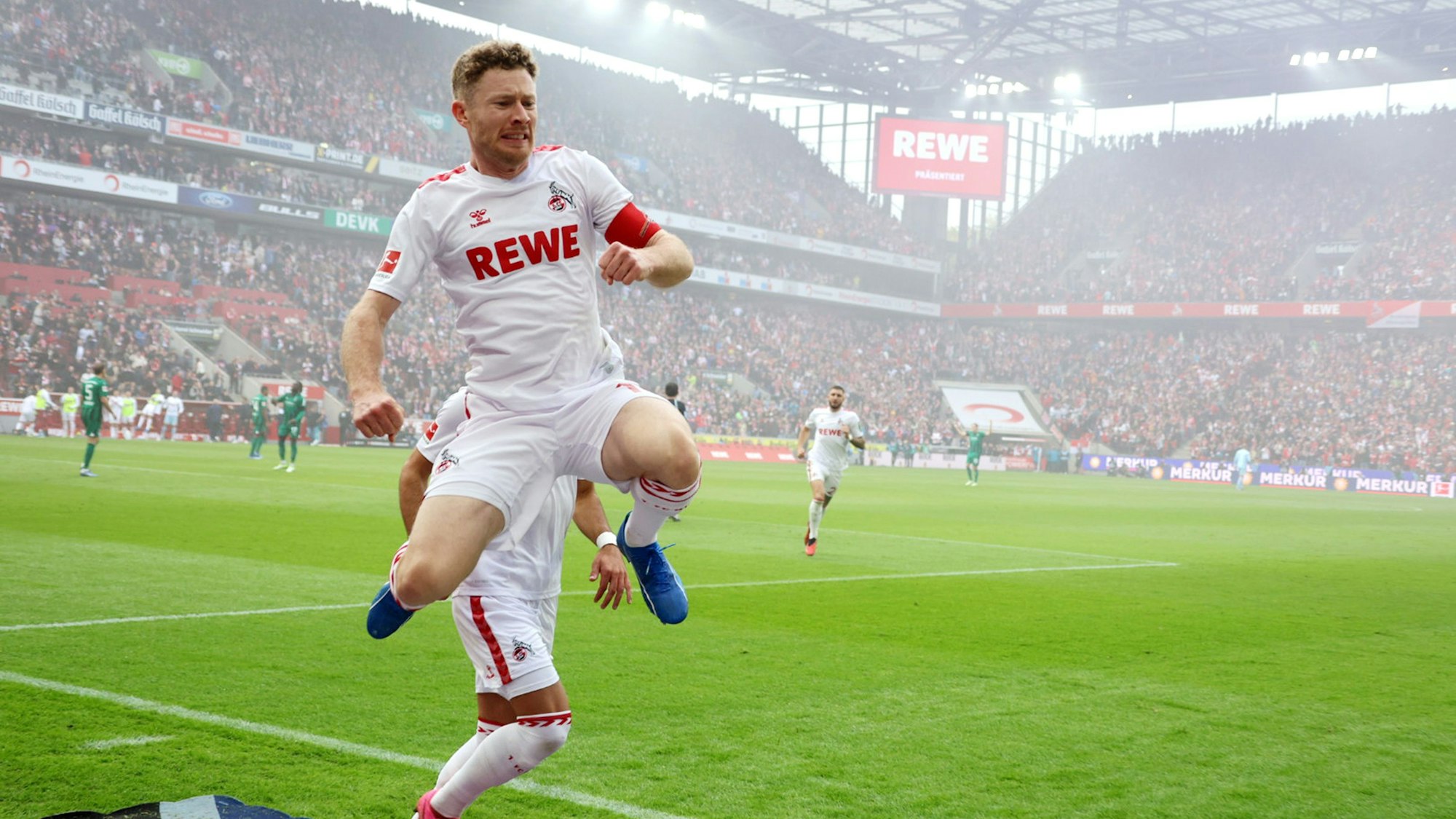 Volle Hütte: Florian Kainz bejubelt einen Treffer im Rhein-Energie-Stadion.