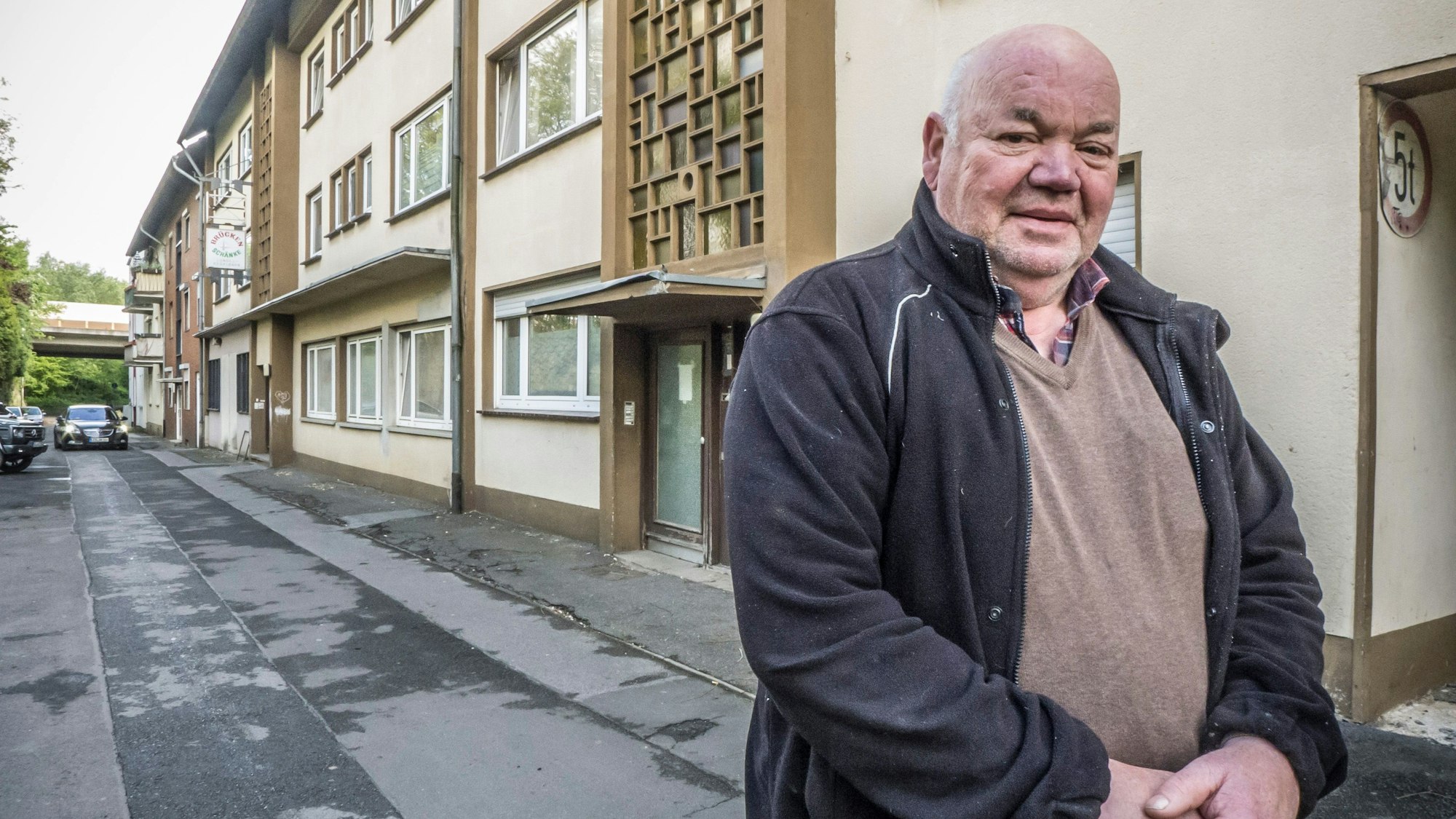 Straße Burgloch: Johannes Krämer besitzt hier eine Häuserzeile (drei Eingänge). Foto: Ralf Krieger