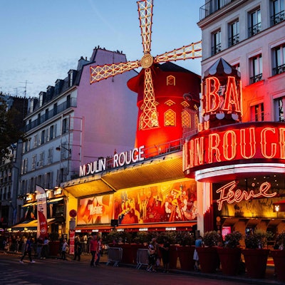 Touristen stehen vor dem Moulin Rouge, einem berühmten Kabarett und Theater in Paris. (Archivbild)